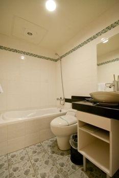 Green Park Commercial Hotel Tainan Buitenkant foto
