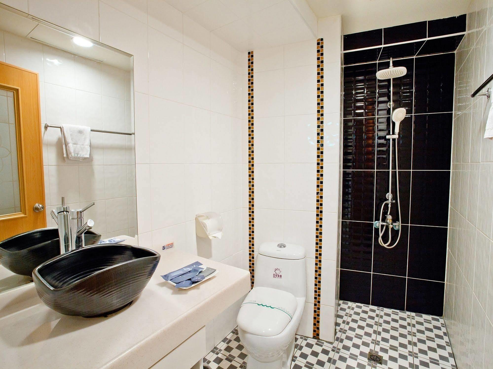Green Park Commercial Hotel Tainan Buitenkant foto